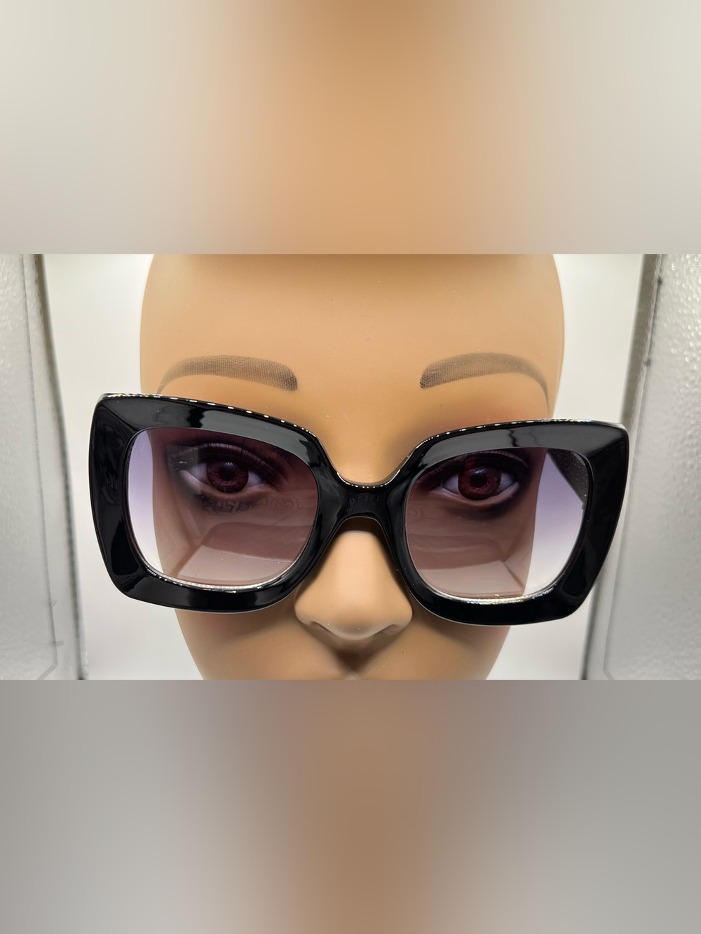 Classic Black Women's Sunglasses - Stylish Gradient Lenses